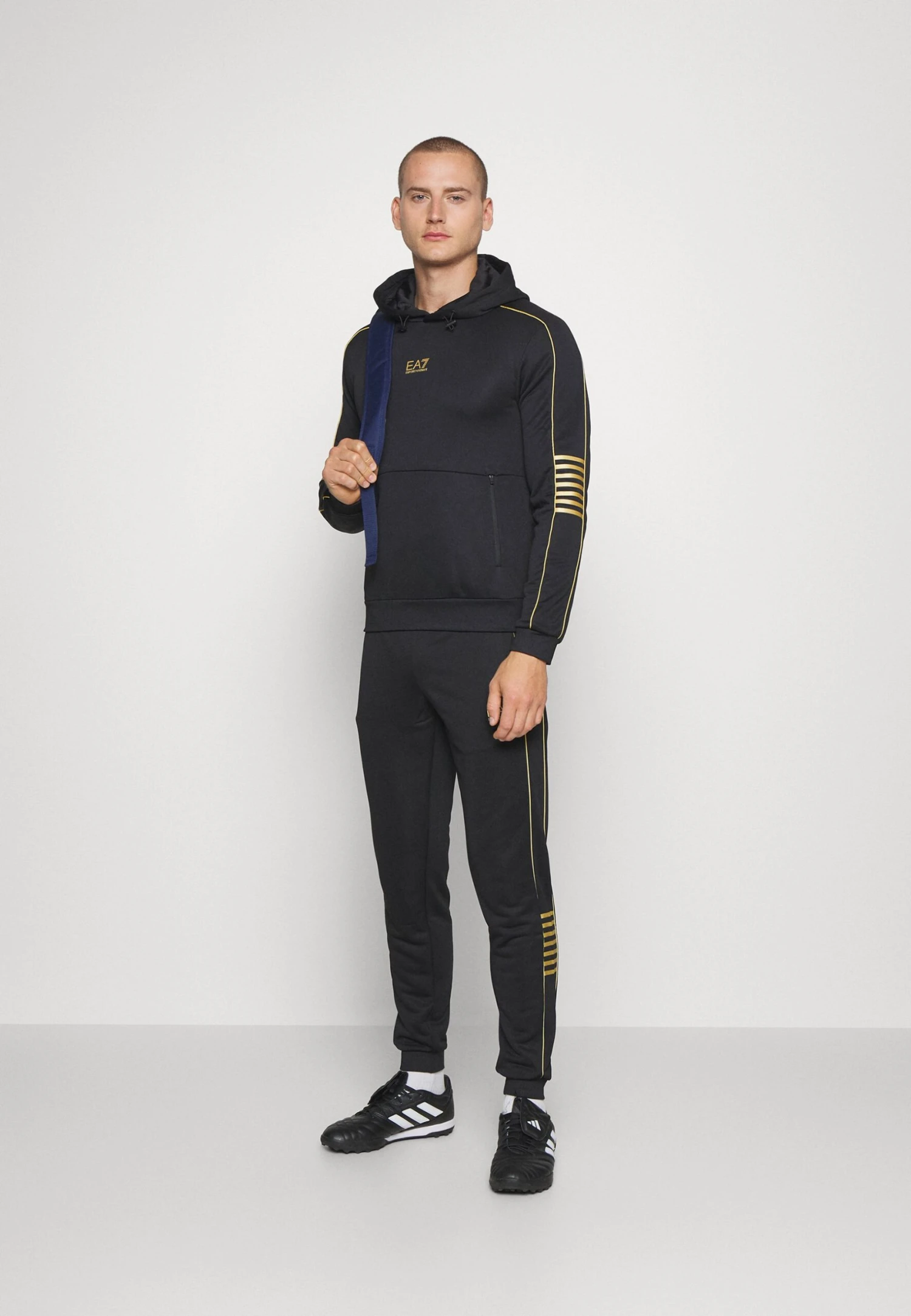 EA7 Emporio Armani Train Core Hoodie - Jersey Con Capucha - Black/Gold 2 EA7 Emporio Armani Train Core Hoodie - Jersey Con Capucha - Black/Gold - Imagen 2