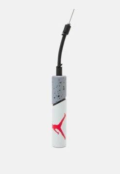 Jordan Essential Ball Pump - Otros Accesorios - White/Cement Grey/Fire Red 5 Jordan Essential Ball Pump - Otros Accesorios - White/Cement Grey/Fire Red -ADIDAS PERFORMANCE Ventas 2c07c3a606af4df8a95d1c60d556677b
